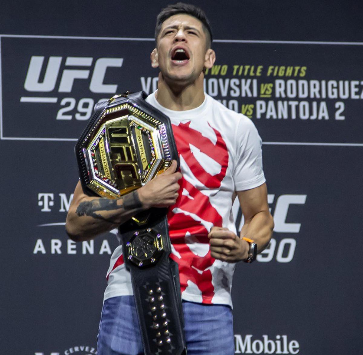 Брэндон Морено с поясом чемпиона UFC в наилегчайшем весе