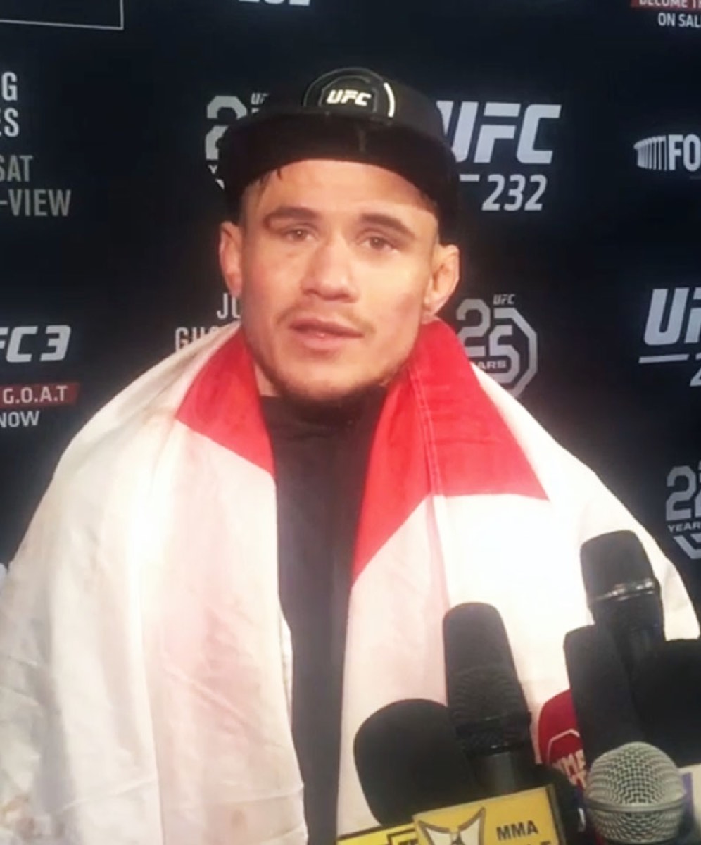 Натаниэль Вуд с флагом Англии после боя на UFC 232