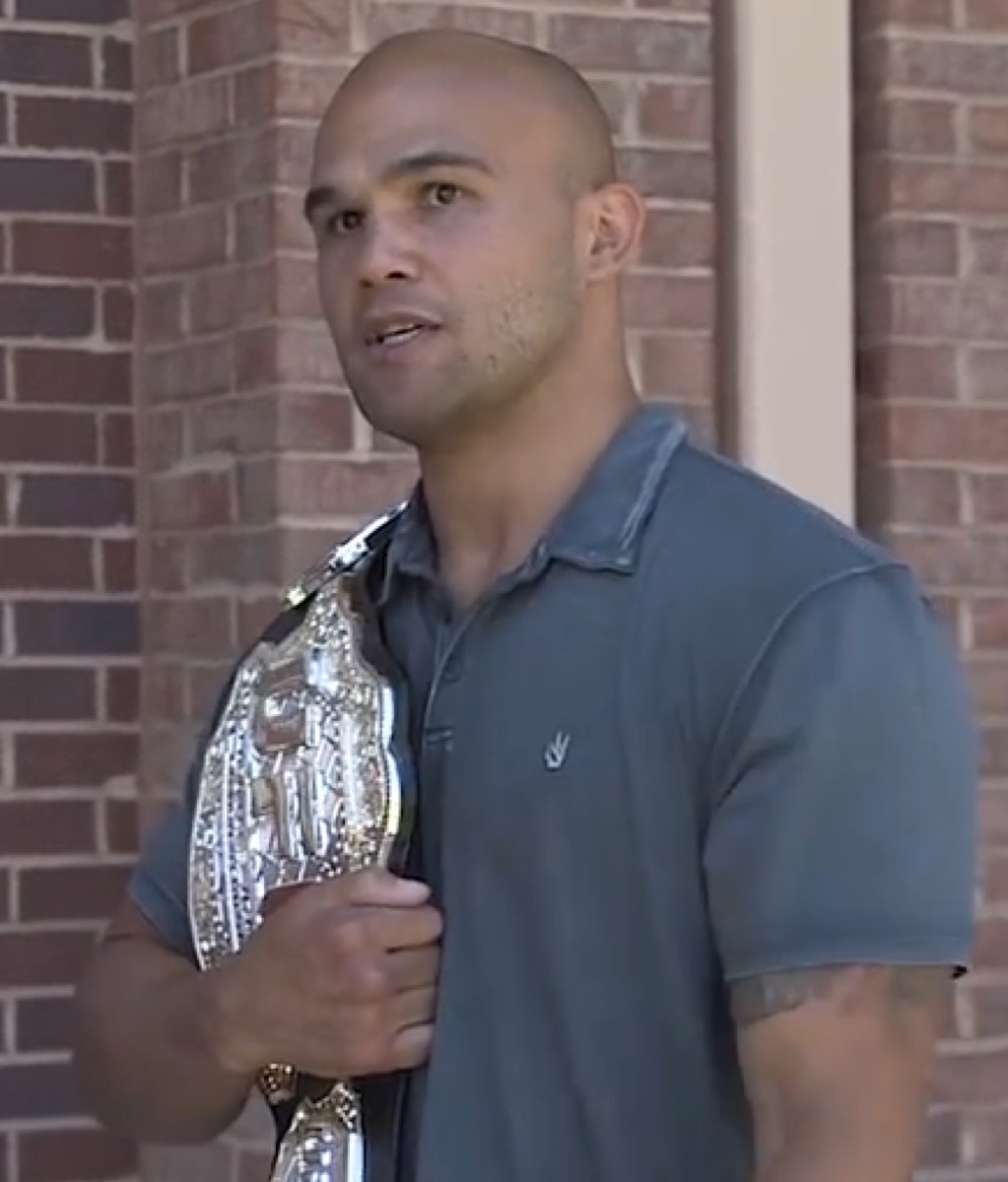 Робби Лоулер с чемпионским поясом UFC
